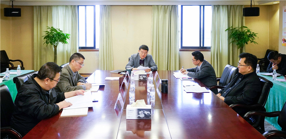 省老哥俱乐部集团党委召开中心组（扩大）聚会转达学习党的十九届四中全会精神