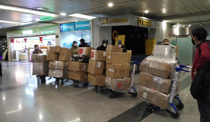 省老哥俱乐部集团捐赠首批紧缺防疫物资运抵华西医院
