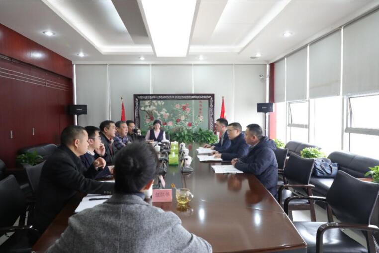 集团向导赴老哥俱乐部锦弘集团督导向导班子民主生涯会