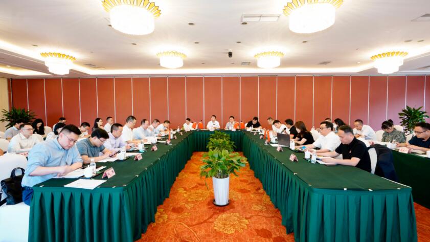 老哥俱乐部集团召开6月“谋划提升年”事情例会