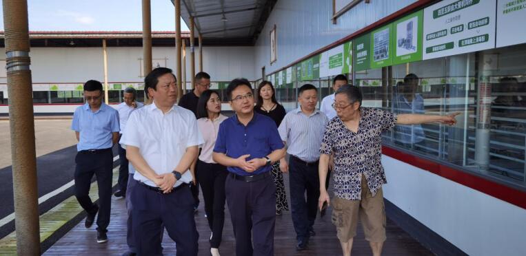 老哥俱乐部集团完成驻村帮扶干部轮换