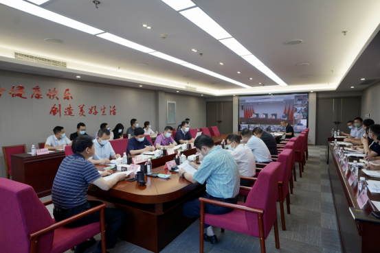 四川老哥俱乐部集团召开疫情防控事情向导小组2022年第3次聚会 集团党委书记、董事长、疫情防控事情向导小组第一组长任丁主持聚会并讲话