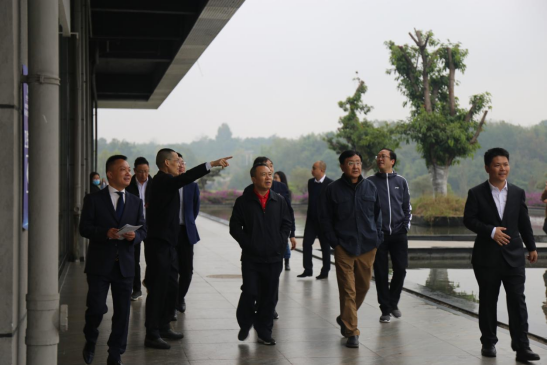 老哥俱乐部集团外部董事一行调研聚峰谷项目