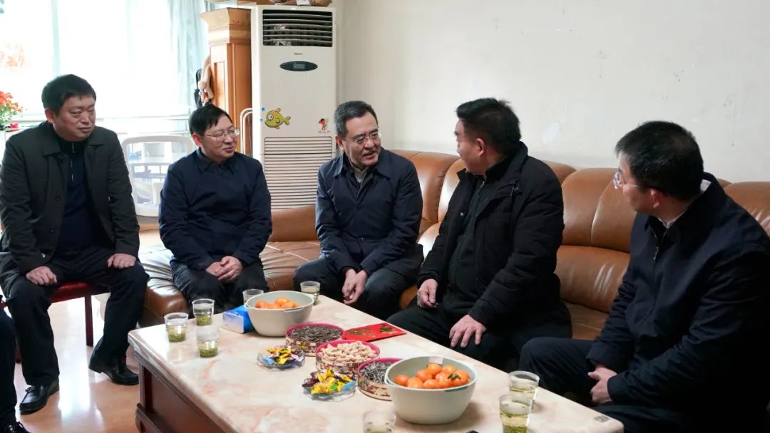 省国资委党委书记、主任冯文生等向导走访慰问省老哥俱乐部集团老党员、老干部