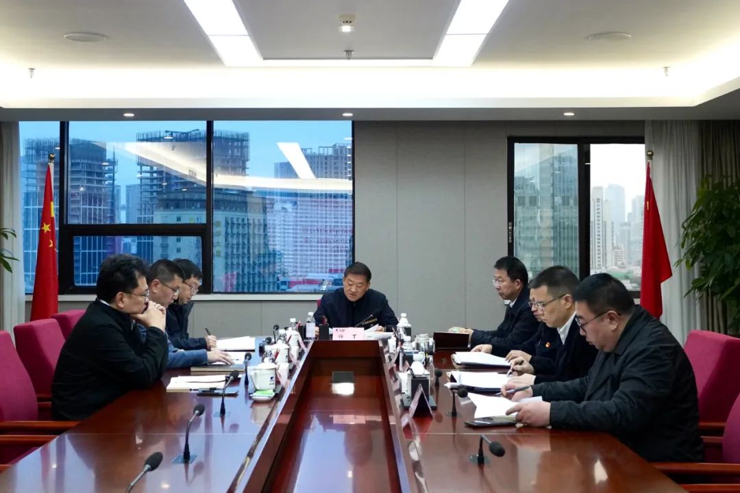 老哥俱乐部集团召开党委理论学习中心组专题学习钻研会
