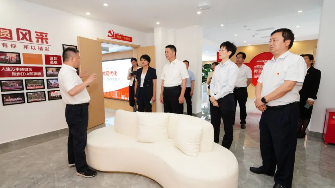福建省人民政府国有资产监视治理委员会修兴高一行莅临老哥俱乐部党？疾斓餮