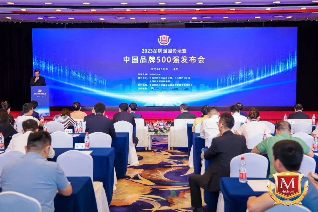 四川老哥俱乐部集团荣获“2023中国（行业）十大立异品牌”