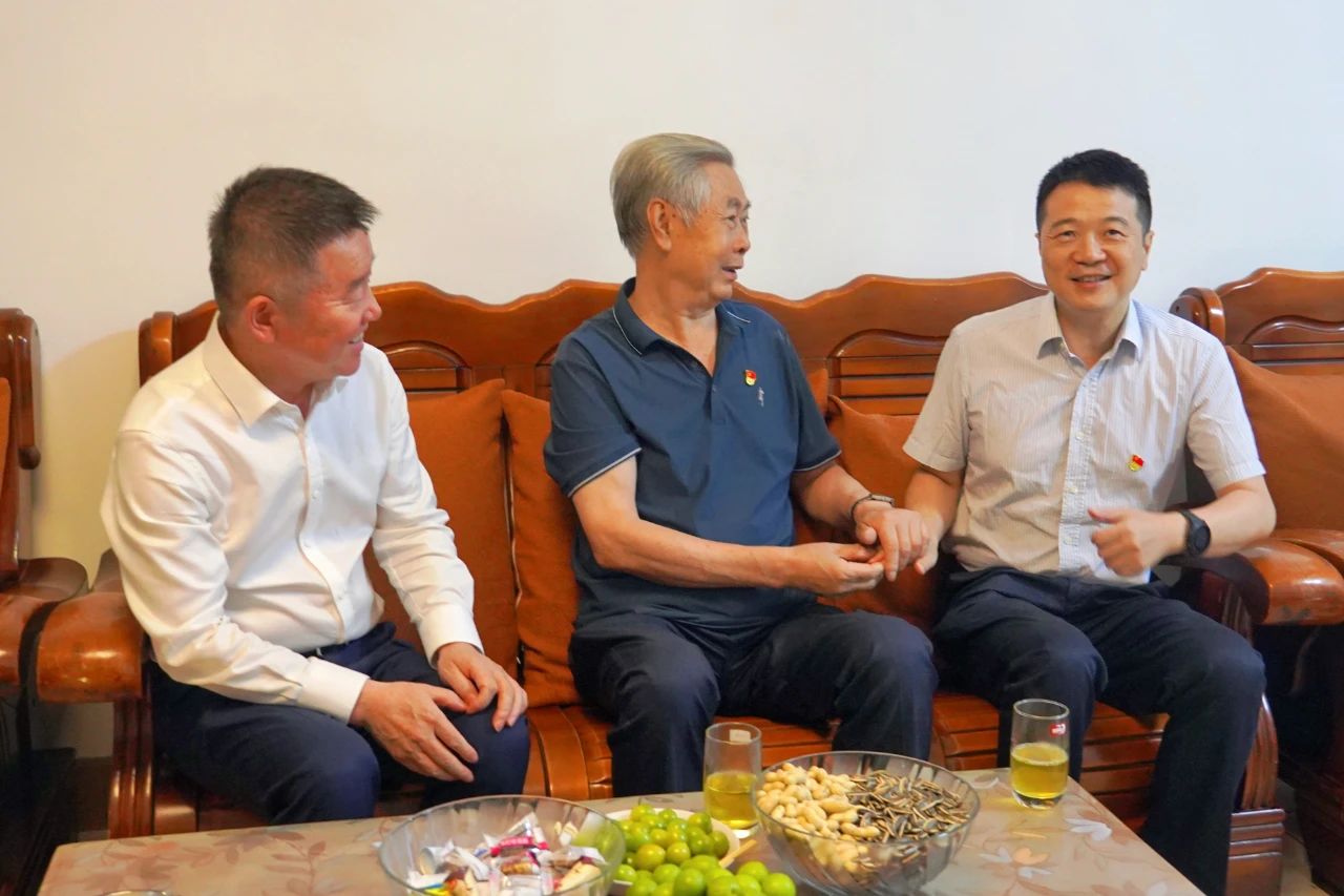 省老哥俱乐部集团党委书记、董事长游勇开展“七一”走访