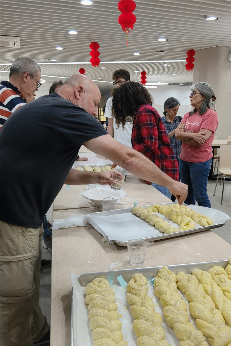 6374926834318309871043596