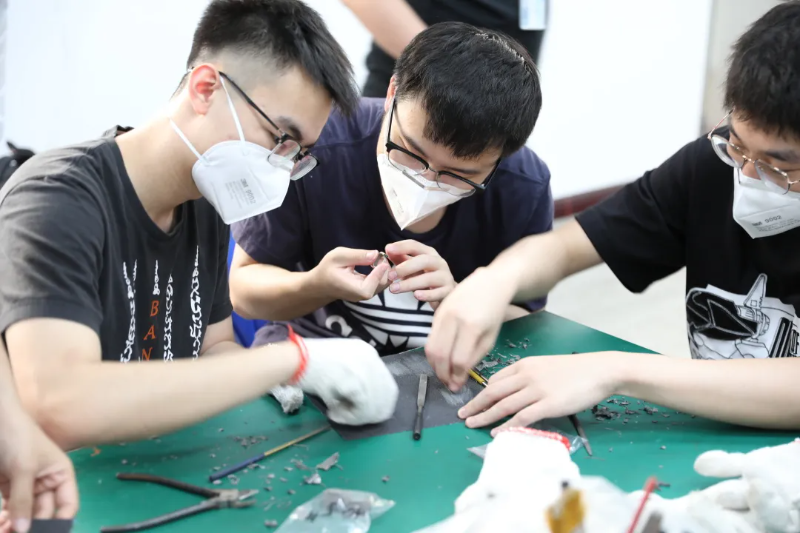 6376015539338546505303963