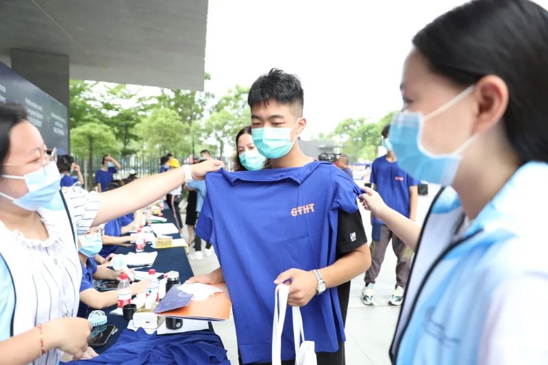 6376412679299439298237191