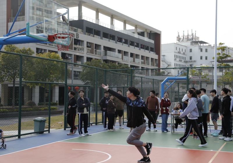 6378018622861716615152975