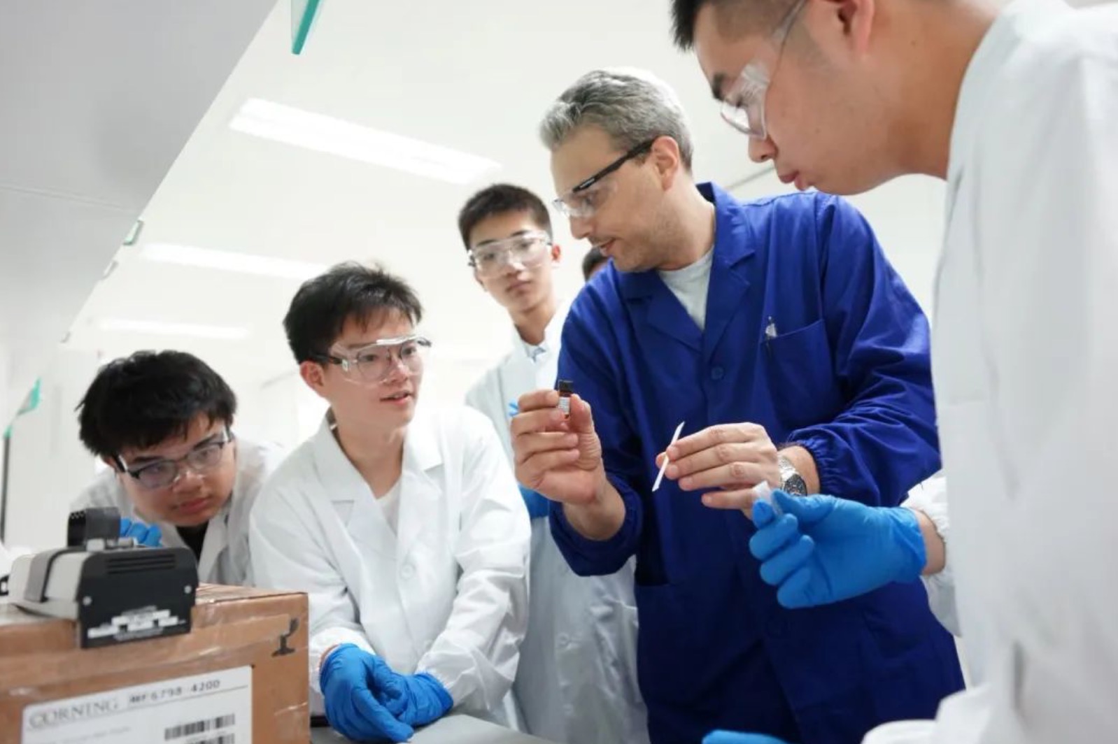 6378768736375983916963026