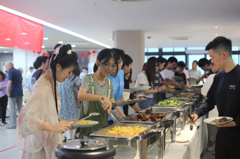 6379987327595432589686414