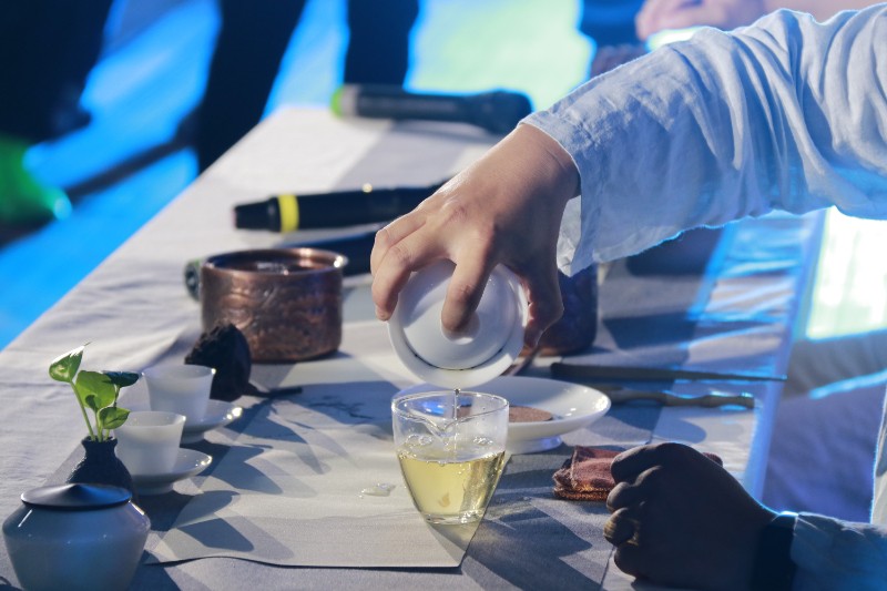 6379987338861318423802172