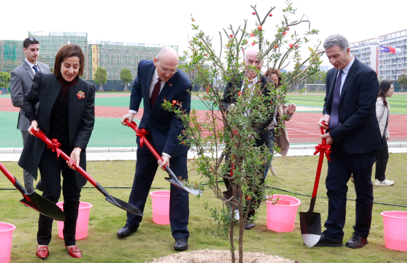 6381282769148905726616494