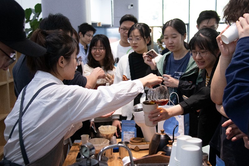 6381888097723111839159188