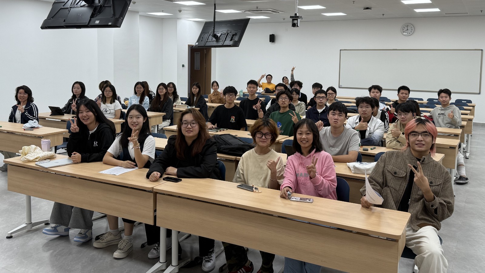 6389991799432924846440706